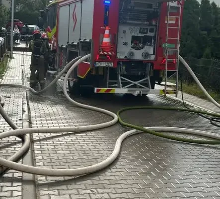 Pożar domu przy ul. Wiejskiej w Kętrzynie — akcja służb
