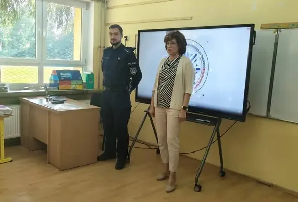 Policjant odwiedził uczniów klas 0–III. Lekcja o bezpiecznej drodze do szkoły