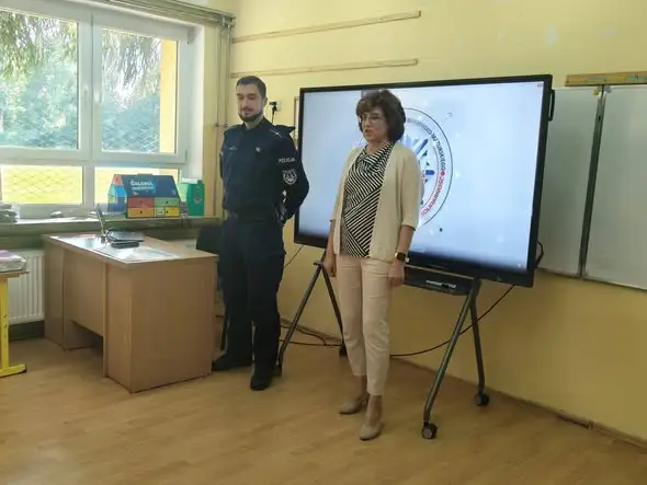 Policjant odwiedził uczniów klas 0–III. Lekcja o bezpiecznej drodze do szkoły