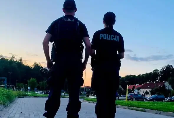 Policjanci z Kętrzyna uratowali 3-latkę, która zakrztusiła się lizakiem