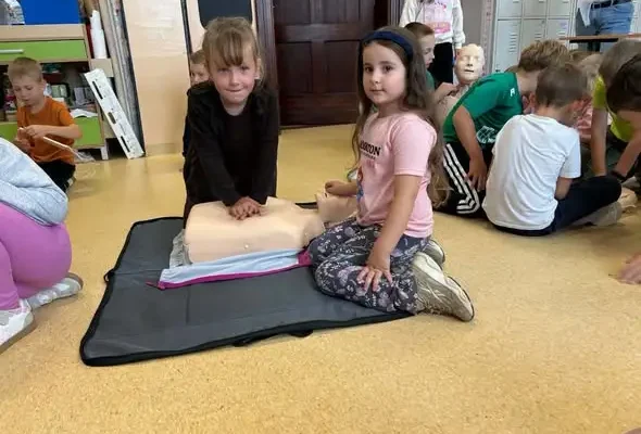 Uczniowie z Kętrzyna uczyli się ratować życie podczas lekcji pierwszej pomocy