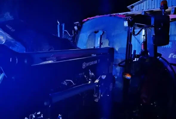 Pożar ciągnika rolniczego w Klewnie. Szybka reakcja mieszkańców zapobiegła tragedii