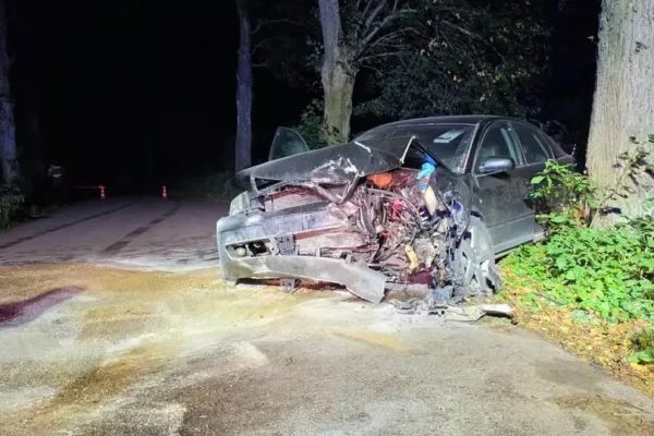 Kolizja pod Głowbitami. Auto osobowe uderzyło w drzewo