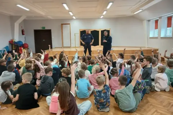 Bezpieczna droga do szkoły – policjanci spotkali się z uczniami w Kętrzynie