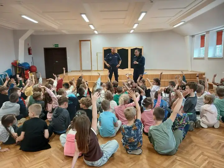 Bezpieczna droga do szkoły – policjanci spotkali się z uczniami w Kętrzynie