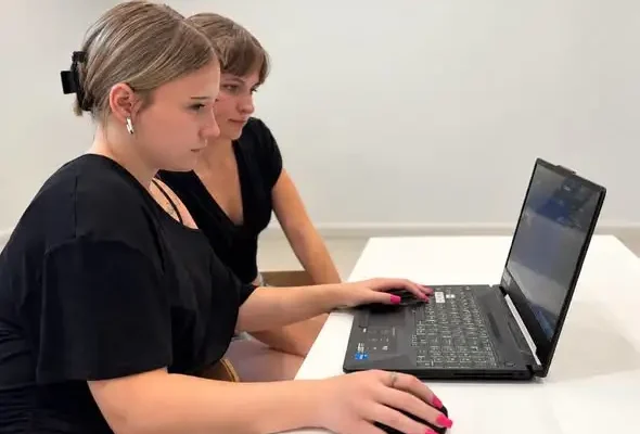 Stażyści z Reszla projektują branding dla greckiego hotelu