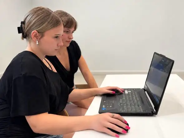 Stażyści z Reszla projektują branding dla greckiego hotelu