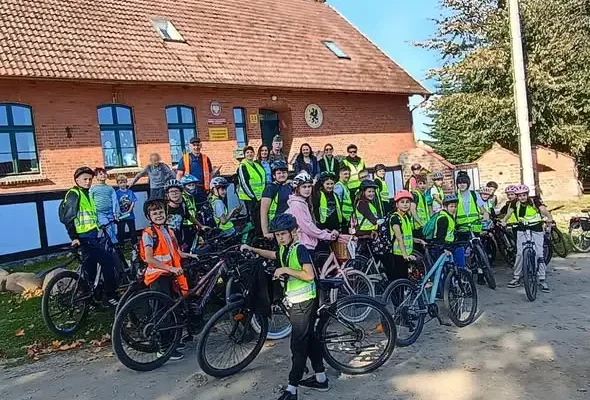 Rowerowy rajd dzieci z Kętrzyna do Głodnicy – integracja i lekcja historii