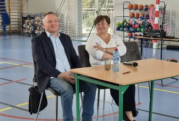 Aktor z Olsztyna odwiedził swoją dawną szkołę. Uczniowie nie kryli zachwytu