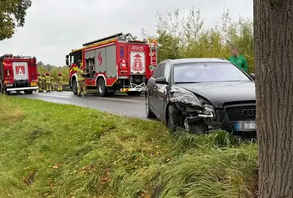 Zderzenie dwóch pojazdów na wyjeździe z Kętrzyna – utrudnienia i objazdy