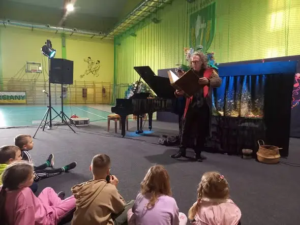 Efekt Chopina w Barcianach: spektakl „Frycek i muzyczne drzewo” zachwycił najmłodszych