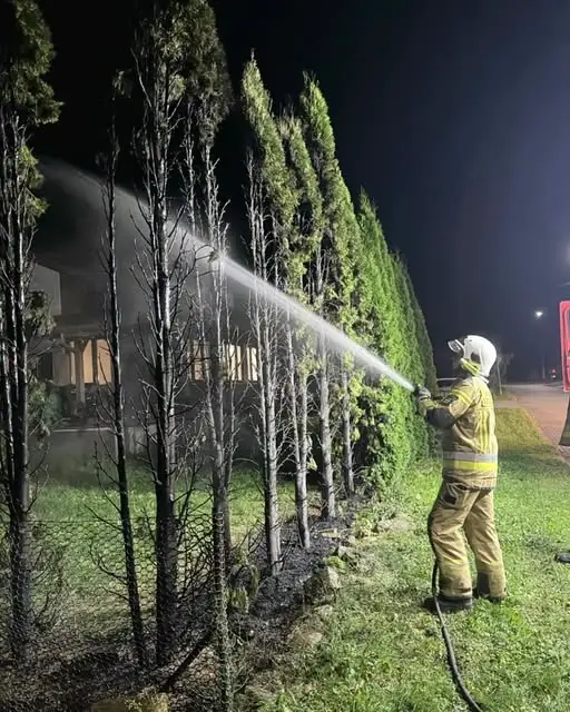 Pożar tui przy ul. Wiejskiej w Korszach — szybka akcja strażaków OSP