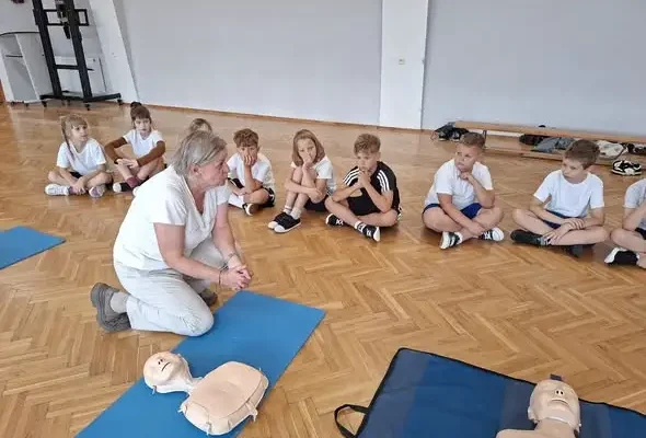 Uczniowie z Kętrzyna uczą się ratować życie – praktyczna lekcja pierwszej pomocy