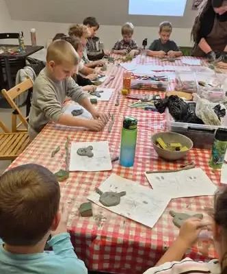 Uczniowie z Kętrzyna rozwijali kreatywność na warsztatach ceramicznych