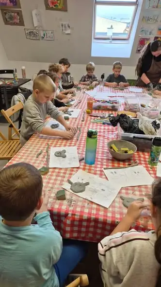 Uczniowie z Kętrzyna rozwijali kreatywność na warsztatach ceramicznych