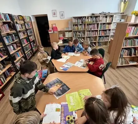 Uczniowie klasy 2e odkrywali tajemnice szkolnej biblioteki