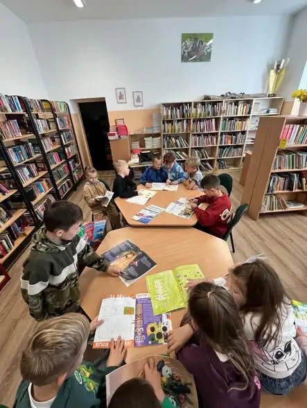 Uczniowie klasy 2e odkrywali tajemnice szkolnej biblioteki