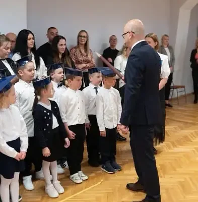 Pierwszoklasiści z SP nr 1 w Kętrzynie oficjalnie uczniami – pasowanie 2026
