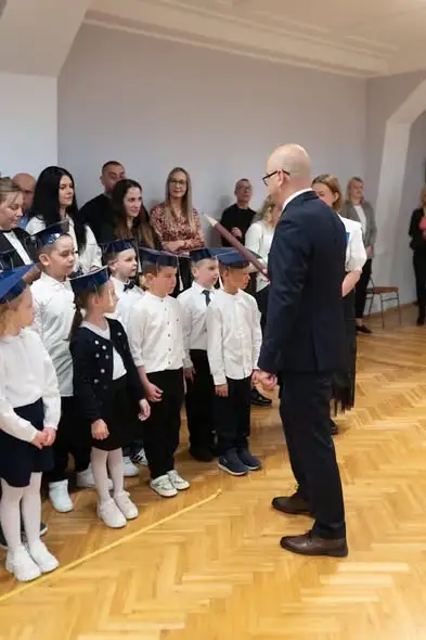 Pierwszoklasiści z SP nr 1 w Kętrzynie oficjalnie uczniami – pasowanie 2026