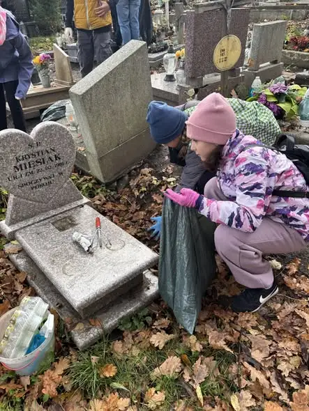 Kętrzyn: Wolontariusze ze szkolnego koła porządkują zaniedbane groby przed Wszystkimi Świętymi