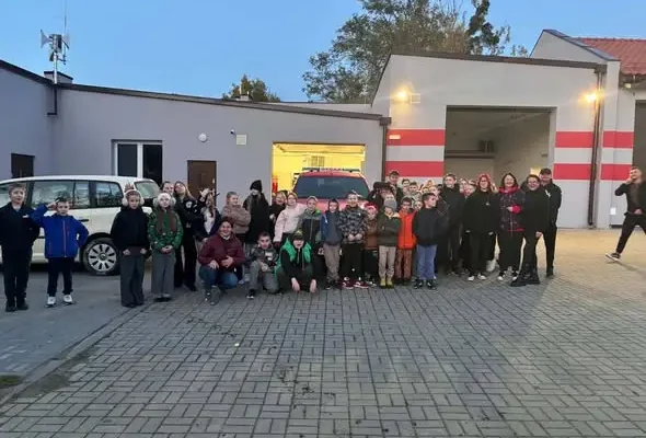 Młodzież odwiedziła remizę OSP Srokowo – lekcja bezpieczeństwa i strażacka pasja