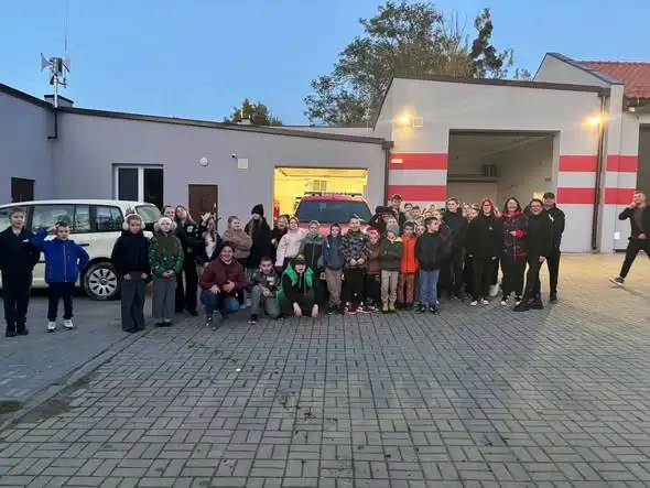 Młodzież odwiedziła remizę OSP Srokowo – lekcja bezpieczeństwa i strażacka pasja