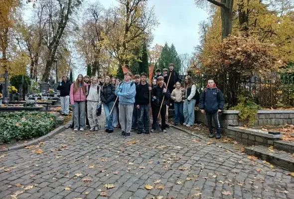 42 uczniów z kętrzyńskiej „Jedynki” porządkowało zapomniane groby przed Wszystkimi Świętymi