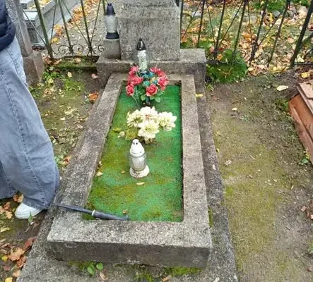 Wolontariusze z SP4 w Kętrzynie porządkowali cmentarz i zapalili znicze na grobie Zofii Licharewej