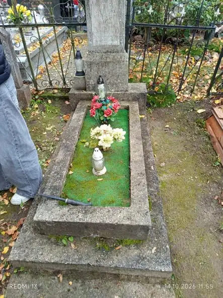 Wolontariusze z SP4 w Kętrzynie porządkowali cmentarz i zapalili znicze na grobie Zofii Licharewej